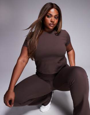 4505 Curve - Icon - Weiches Studio-T-Shirt in Pflaumen-Schokobraun mit kurzem Schnitt