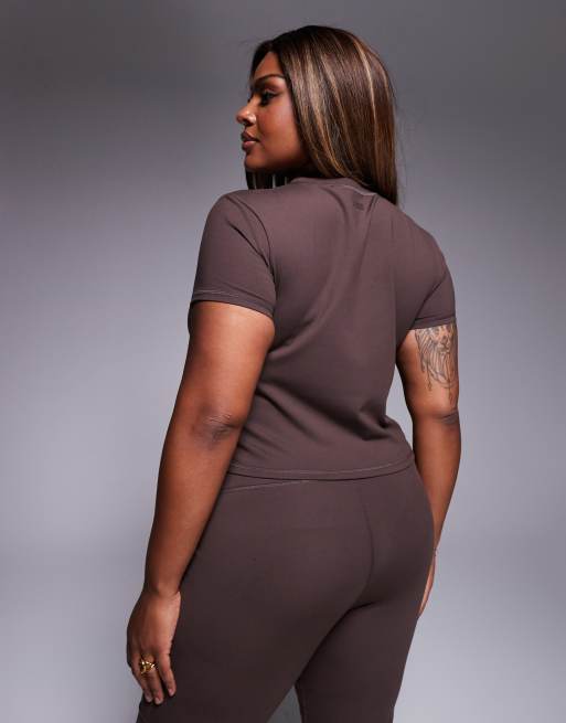 4505 Curve – Icon – Weiches Studio-T-Shirt in Pflaumen-Schokobraun mit kurzem Schnitt, 3 von 4