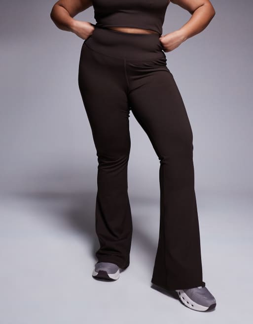 4505 - Curve - Icon - Zacht aanvoelende smalle kick flare-yogalegging in chocoladebruin 