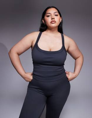 4505 Curve - Nahtloses, formendes Trägertop in Kieselgrau mit integriertem BH und verstellbaren Riemen