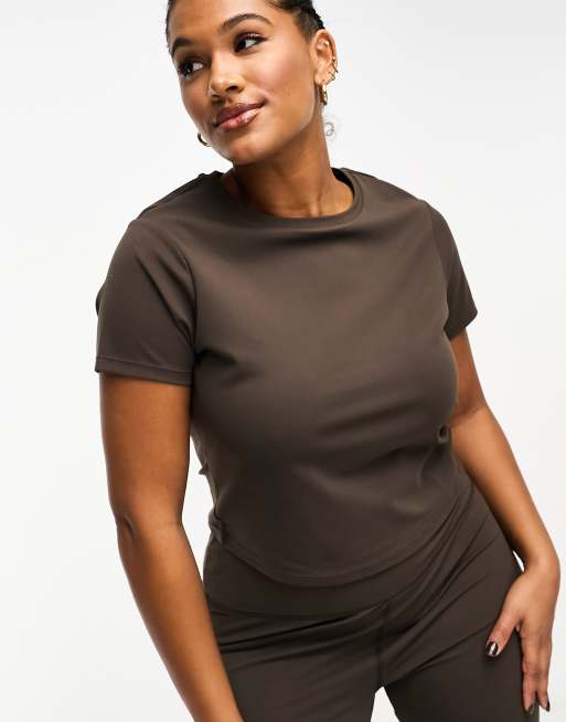 4505 Curve performance t-shirt in soft touch fabric in brown 