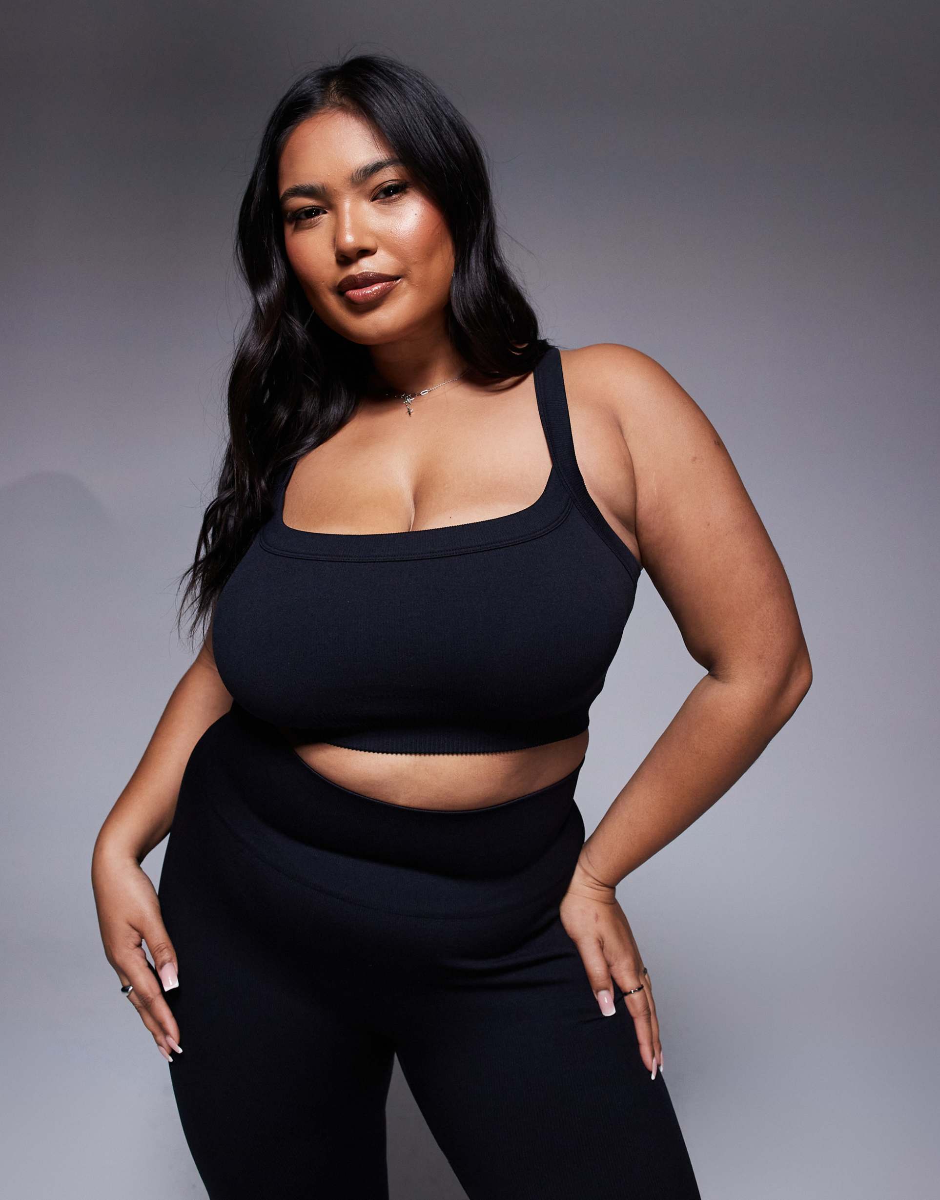 4505 curve seamless sculpting medium support sports bra in black