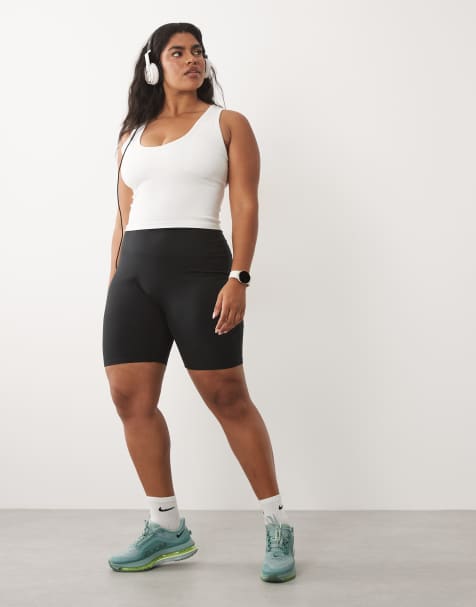 4505 Curve seamless v-neck singlet with inner bra in white - view 1