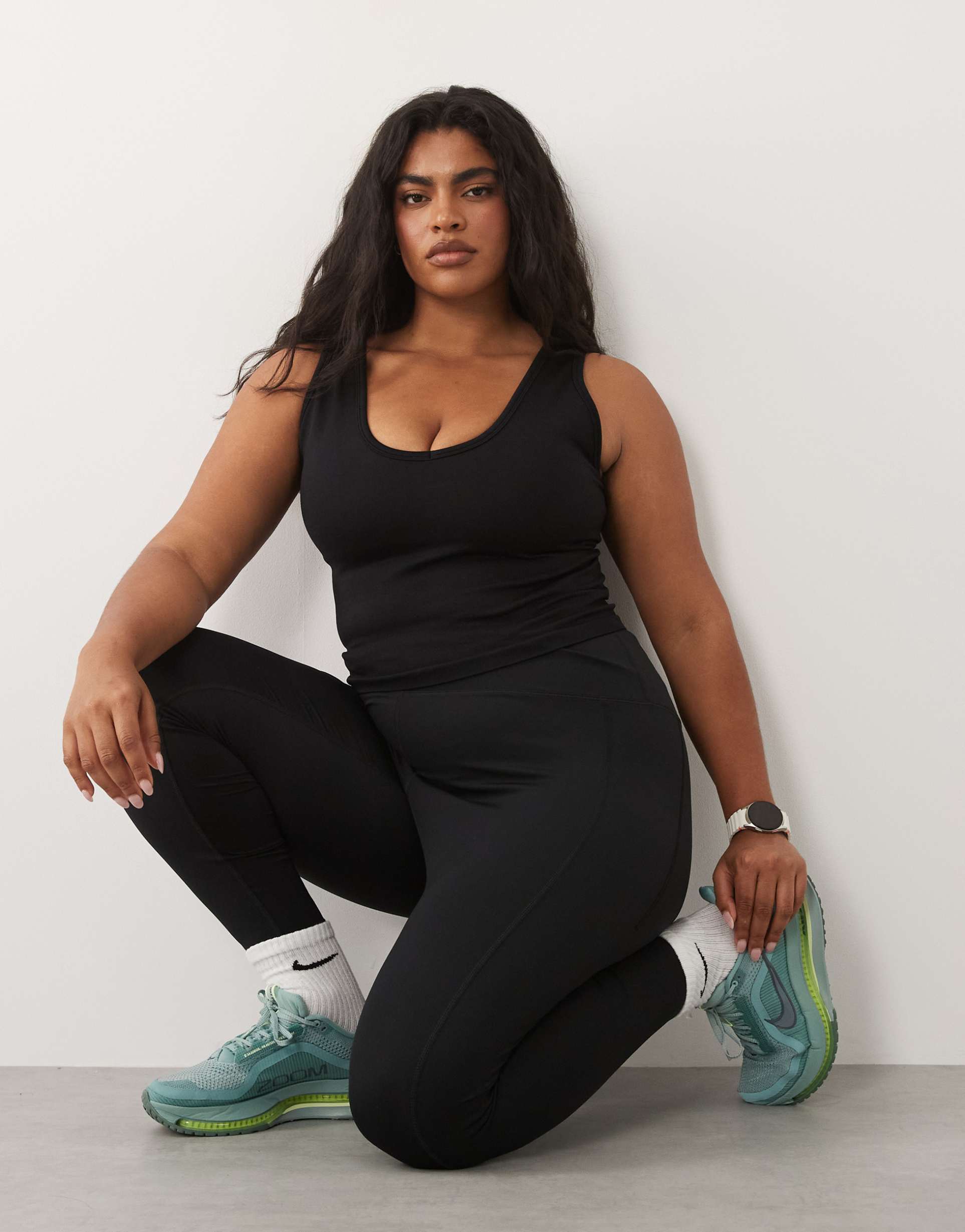 4505 curve seamless v-neck tank top with shelf bra in black