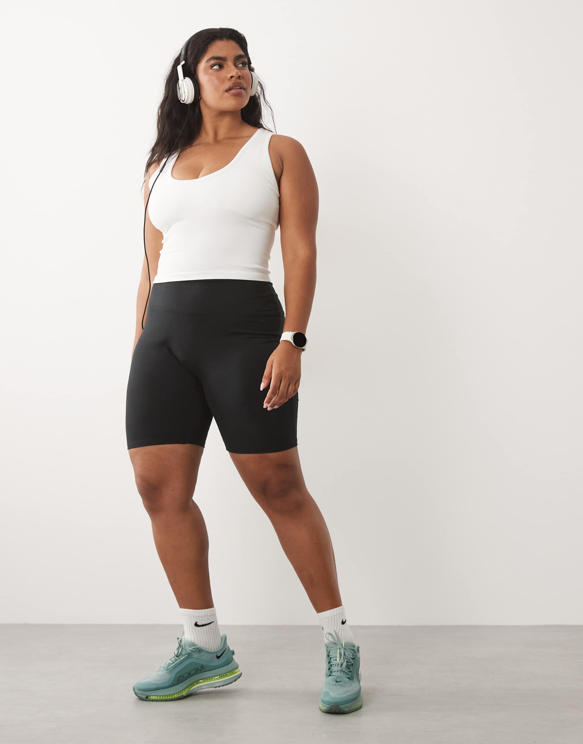 4505 curve seamless v-neck tank top with shelf bra in white
