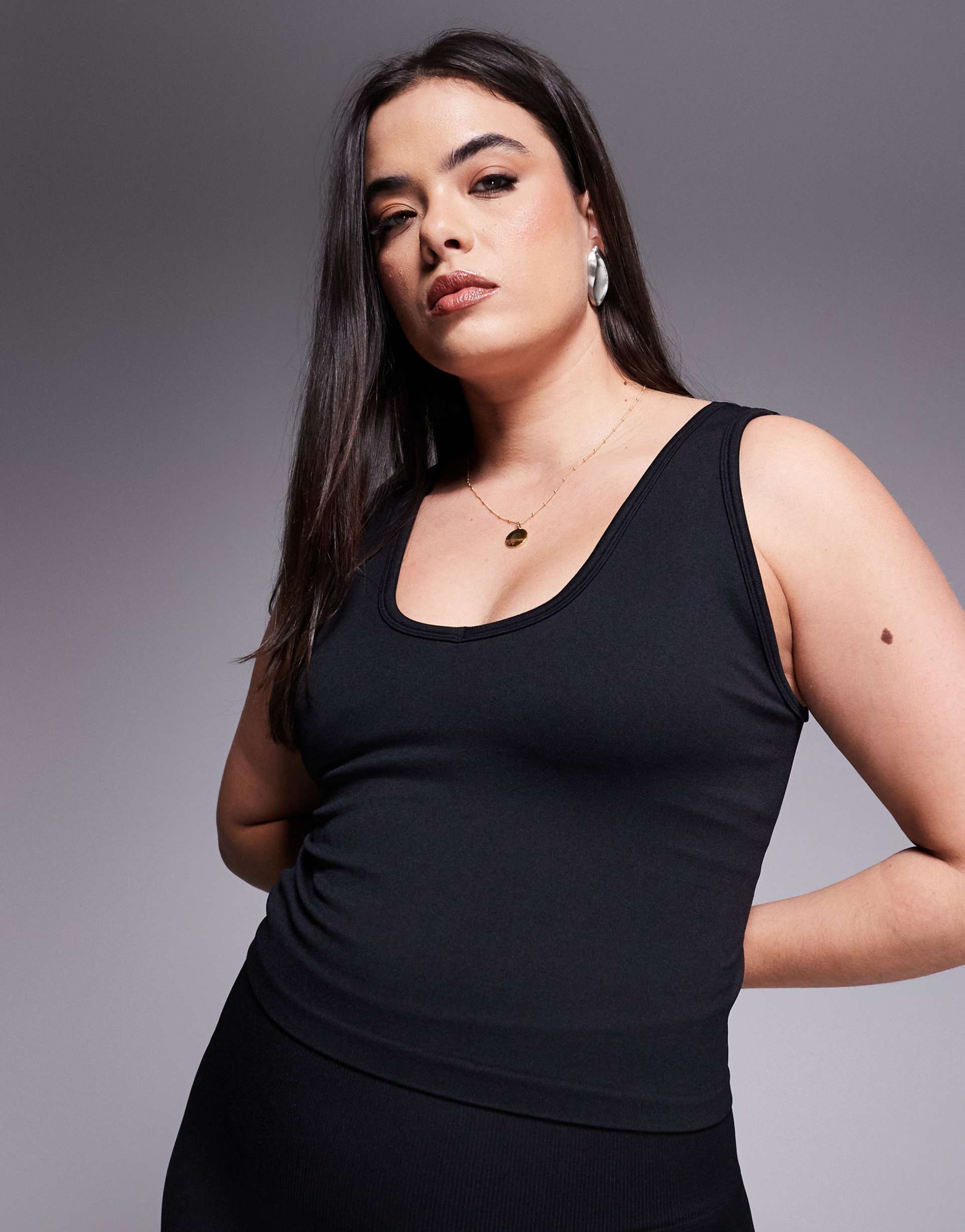 4505 curve smooth seamless v neck tank top with inner bra in black