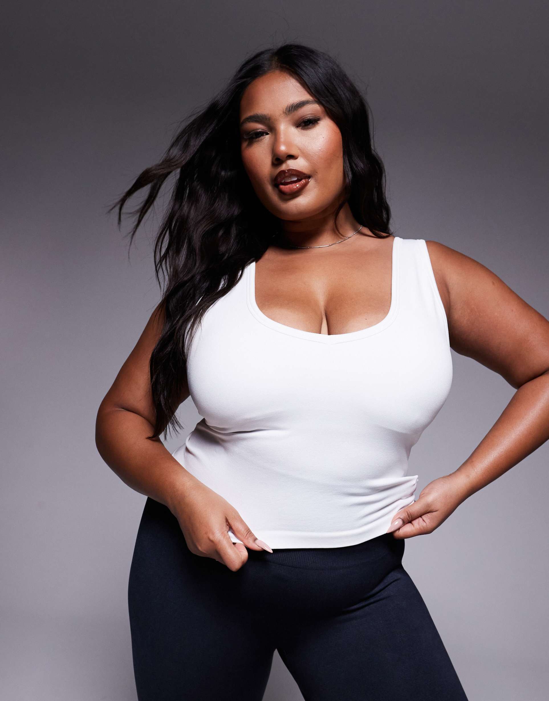 4505 curve smooth seamless v neck tank top with shelf bra in parchment