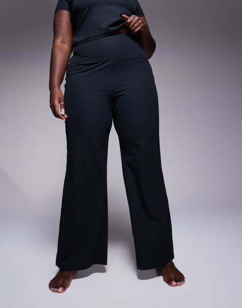 4505 Curve – Svarta, mjuka, ribbade yogaleggings med smal passform och utsvängda ben - view 1