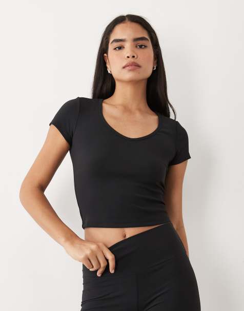 4505 – Czarny drobno prążkowany T-shirt sportowy z dekoltem w szpic - view 1