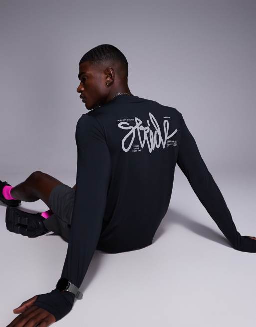 4505 – Czarny top sportowy z szybkoschnącej siateczki z długim rękawem i nadrukiem na plecach