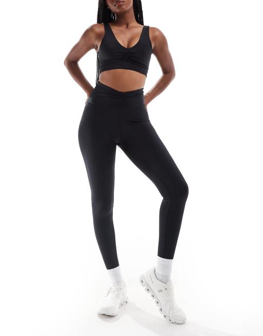 4505 - Fitnesslegging met rimpeleffect aan de voorkant en hoge taille in hoogglans zwart 