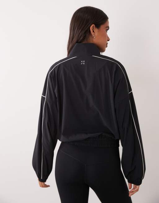 4505 gewebte Trainingsjacke mit Stehkragen, Reißverschluss und Paspeldetail in Schwarz, 4 von 4