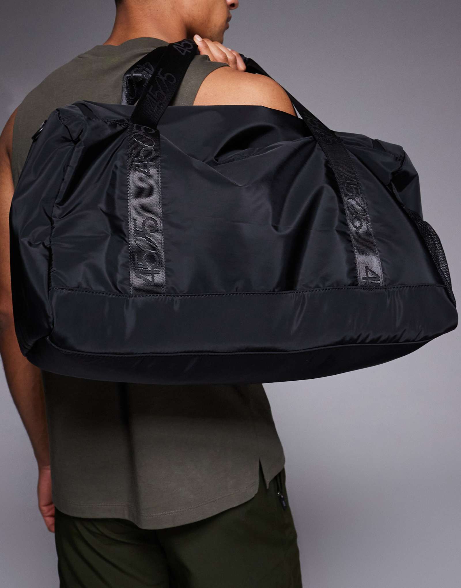 спортивная сумка 4505 с ремешком через плечо и карманами на молнии черного цвета