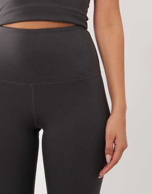 4505 Hourglass – Icon Active – Rökgrå gymleggings med formande design baktill, hög midja och innerficka, 4 av 5