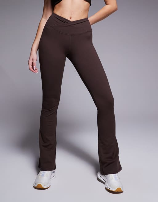 4505 - Hourglass - Icon - Legging de yoga doux à taille croisée coupe slim puis évasée - Chocolat prune, 5 de 5