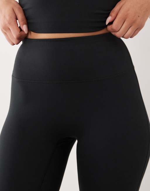 4505 – Hourglass – Icon – Svarta, mjuka yogaleggings med hög midja och utsvängd design, 4 av 5