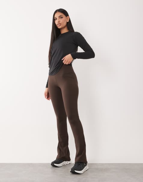 4505 - Hourglass Icon - Zachte yogalegging met hoge taille en subtiele flare in chocoladebruin - view 1