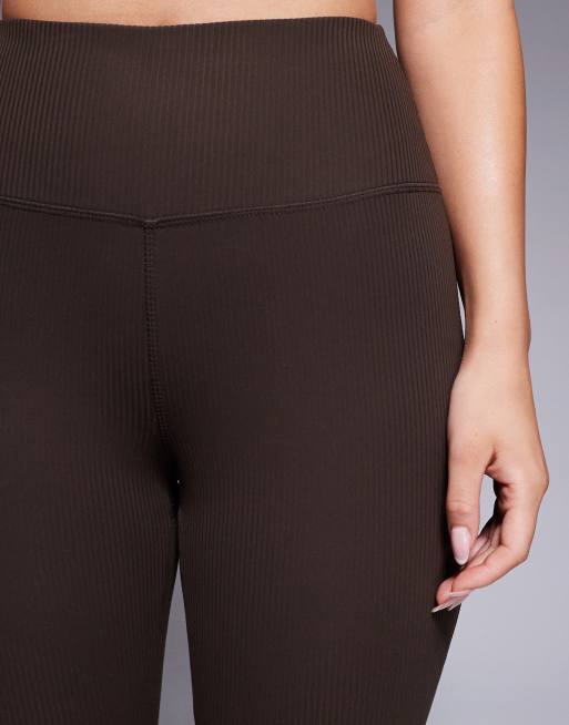 4505 Hourglass – Mörkbruna, ribbade, mjuka yogaleggings med smala, utsvängda ben , 4 av 5