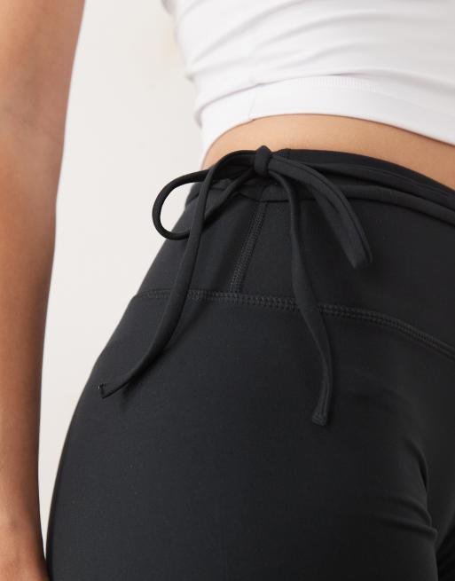 4505 Hourglass - Sorte højtaljede 8 cm booty-shorts med bindebånd i taljen i blødt materiale, 3 af 5