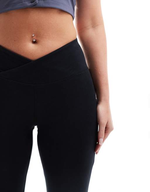 4505 Hourglass - Sorte og bløde samt smalle leggings med svaj og slå om-design i taljen , 2 af 5
