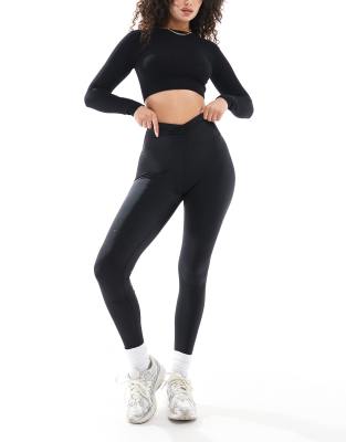 4505 - Hourglass - Sport-Leggings in Hochglanz-Schwarz mit hoher Taille und geraffter Vorderseite