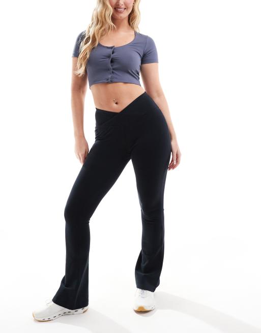 4505 – Hourglass – Svarta, mjuka leggings med omlottmidja och utsvängd design nedtill , 5 av 5