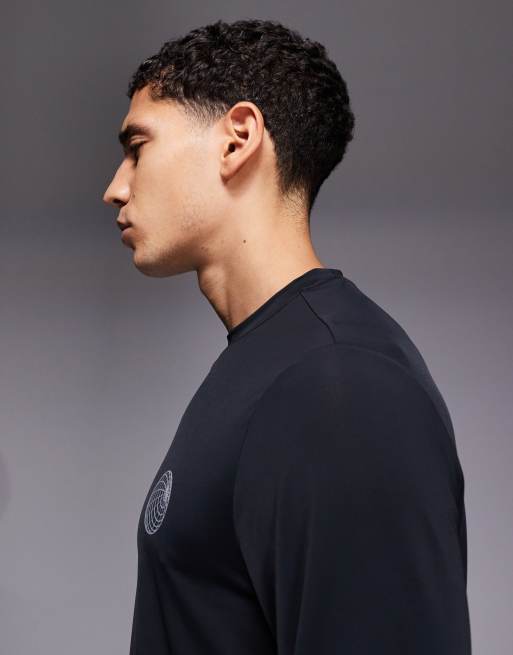 4505 - Hurtigttørrende sort løbe-T-shirt i nylon-mesh med lange ærmer og reflekterende print, 4 af 5