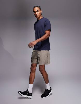 4505 Icon 7 Inch Quick Dry Training Cargo Shorts With Zip Pockets In Neutral