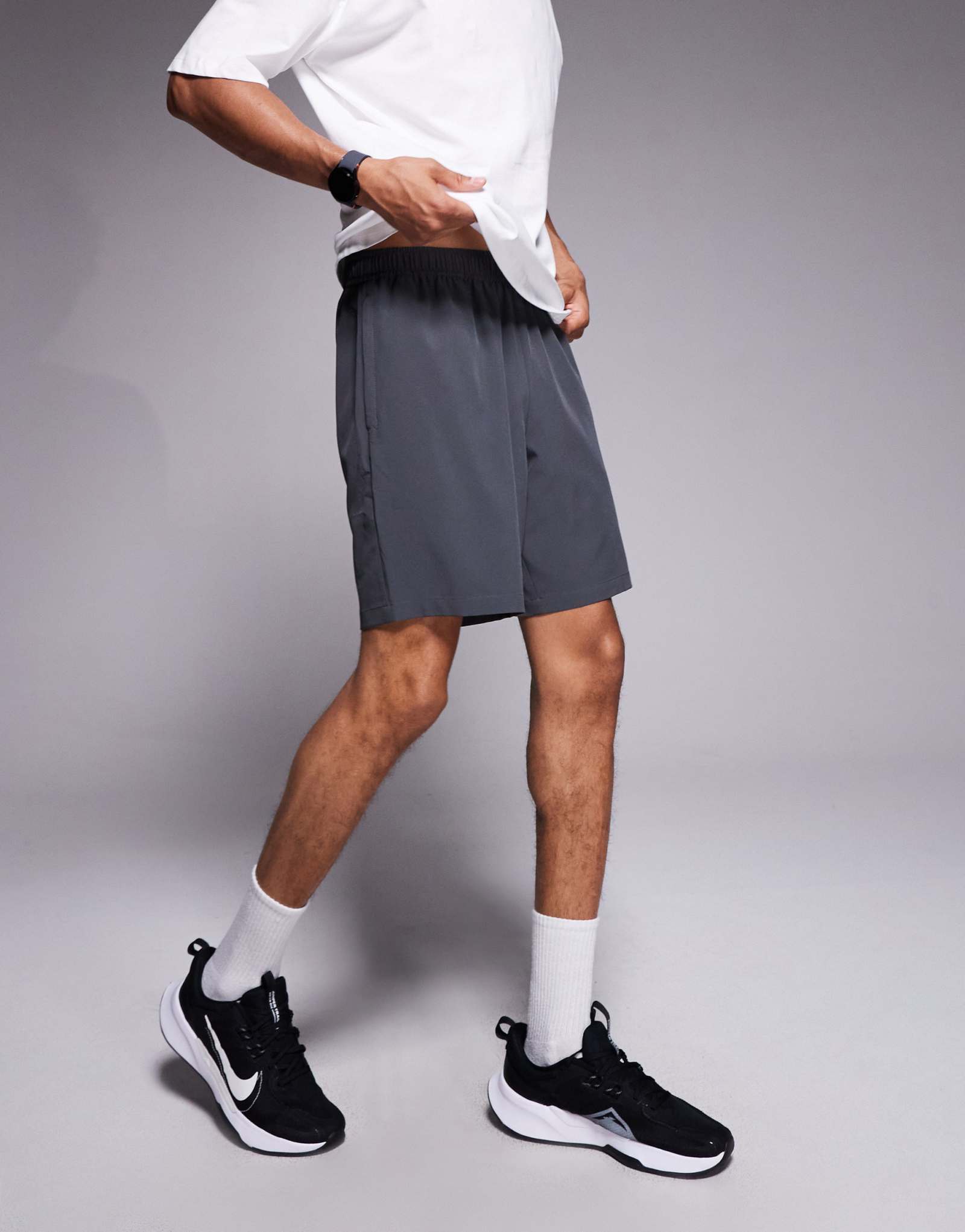 4505 Icon 7-дюймовые быстросохнущие тренировочные шорты с карманами на молнии цвета древесного угля