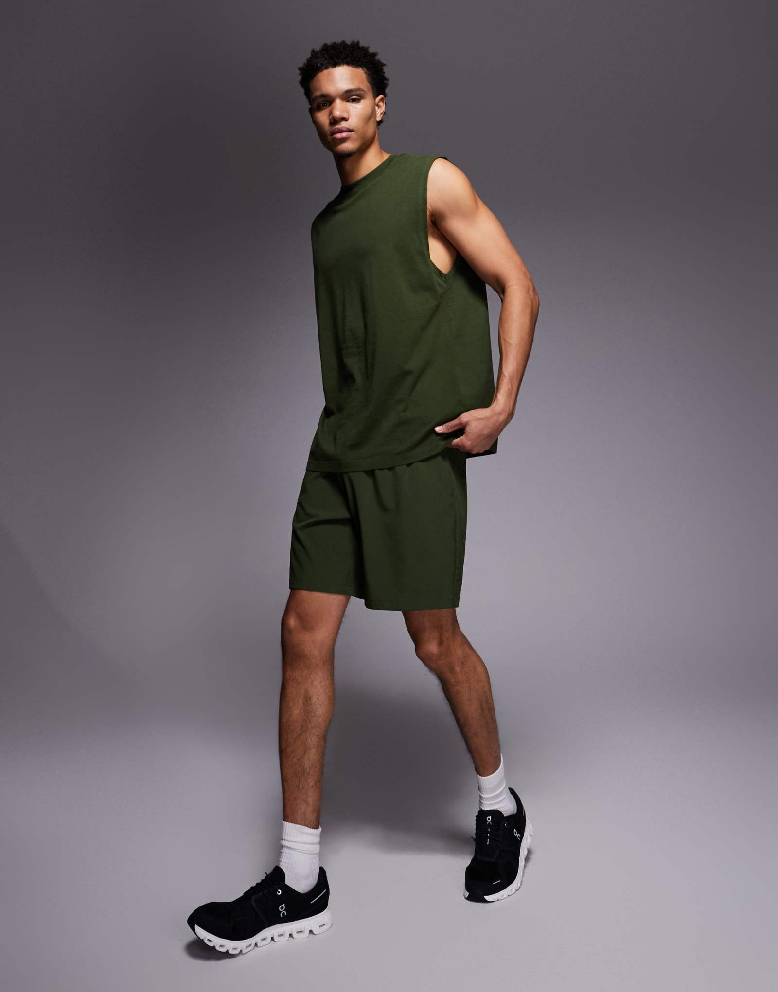 4505 Icon 7-дюймовые быстросохнущие тренировочные шорты с карманами на молнии цвета зеленого хаки