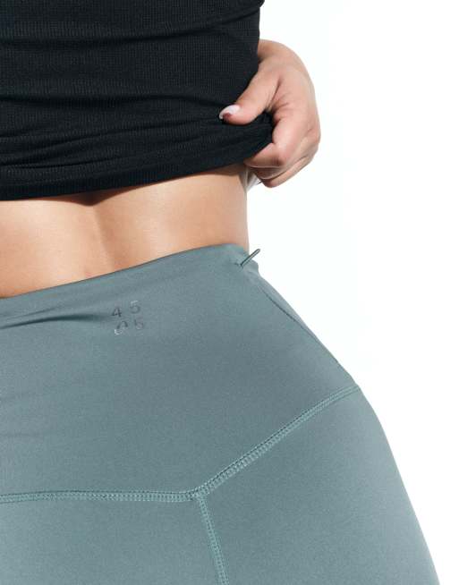 4505 - Icon Active - Leggings corti da 13 cm a vita alta verde salvia con tasca per telefono con zip, 5 di 5