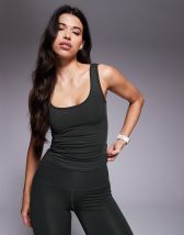 4505 Icon Active Slightly Cropped Tank Top In Green