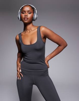 4505 Icon Active Slightly Cropped Vest In Gray