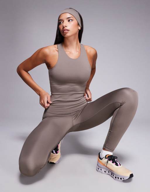 4505 – Icon Active – Sport-Trägertop in Morchelbraun mit Ringerrücken, integriertem BH und herausnehmbaren Pads