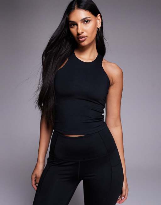 4505 – Icon Active – Svart träningslinne med brottarrygg, inbyggd behå och uttagbar vaddering