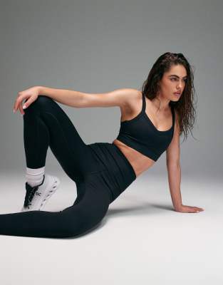 Icon - Brassière de sport maintien intermédiaire avec rembourrage amovible et bretelles réglables - Noir 46