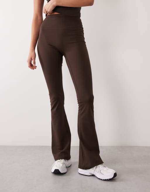 4505 – Icon – Bruna, mjuka yogaleggings med hög midja och utsvängd design , 2 av 5
