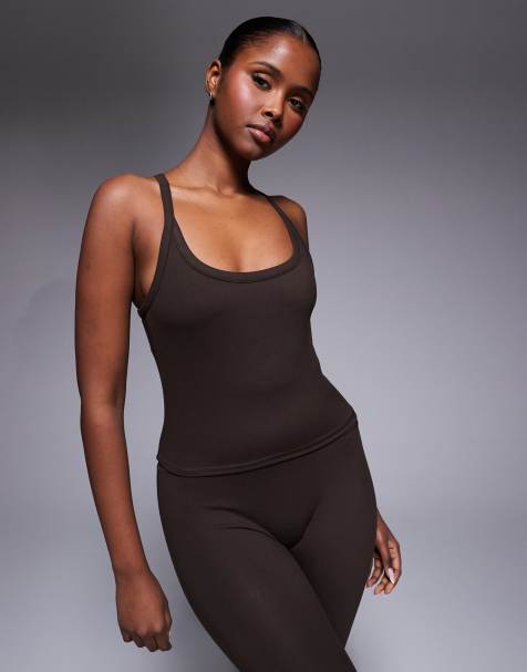 4505 - Icon - Chokoladebrun blød yoga-top med justerbare cami-stropper og indbygget BH - view 1