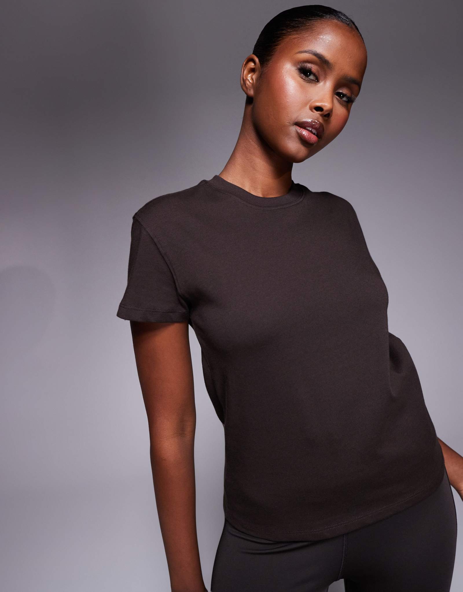 4505 Хлопковая футболка Icon квадратного сечения с быстросохнущей отделкой шоколадного цвета 