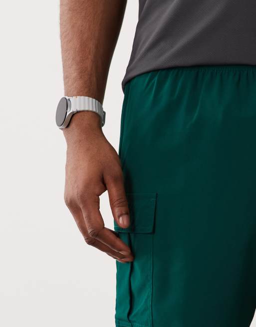 4505 - Icon - Flaskegrønne hurtigttørrende cargo-træningsshorts på 18 cm med lynlåslommer, 4 af 5