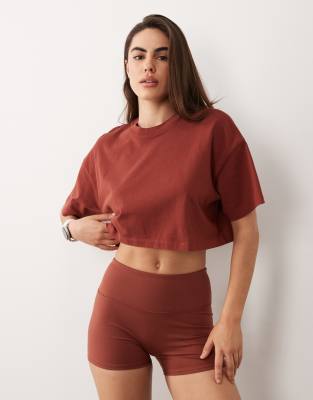 4505 Icon heavyweight cotton cropped t-shirt with quick dry finish in washed amb