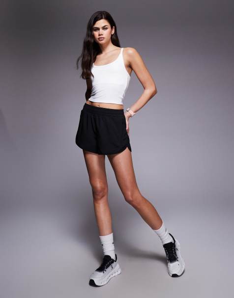 4505 - Icon - Hvid blød yoga-top med justerbare cami-stropper og indbygget BH - view 1