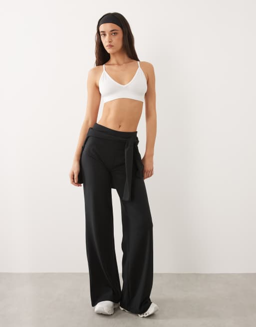 4505 - Icon - Intimate - Hvid sømløs sports-BH med let støtte og justerbare stropper, 2 af 4