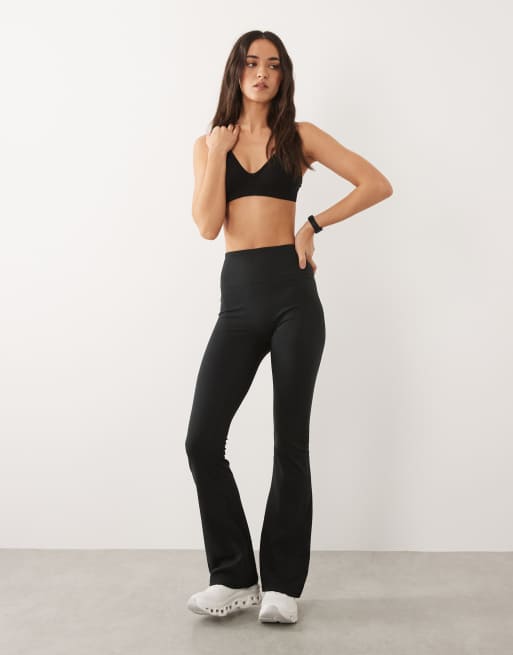 4505 - Icon - Intimate - Sort sømløs sports-BH med let støtte og justerbare stropper, 2 af 4