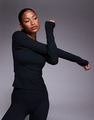 4505 - Icon - Knapp geschnittenes, langärmliges Shirt aus weichem Funktionsmaterial in Schwarz