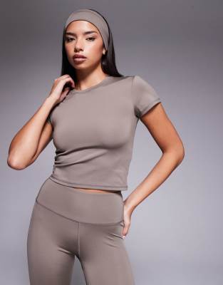 4505 - Icon - Knapp geschnittenes Sport-T-Shirt in Morchelbraun-Neutral