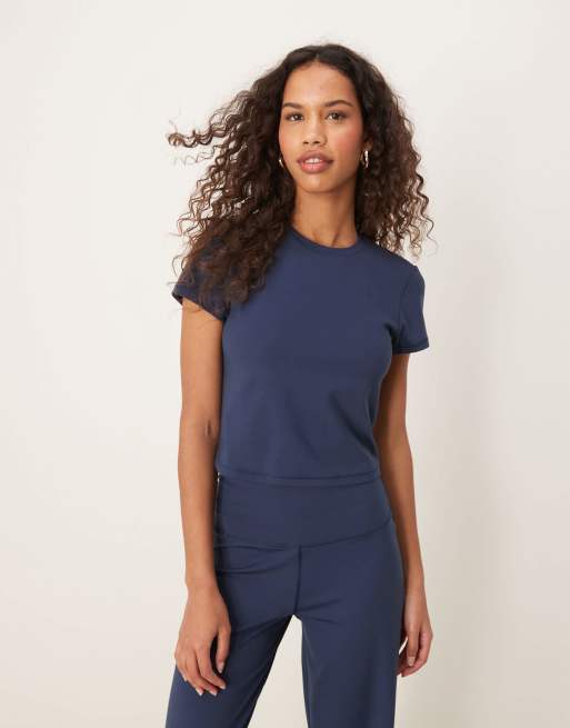 4505 – Icon – Knapp geschnittenes T-Shirt aus weichem Funktionsmaterial in Marineblau 
