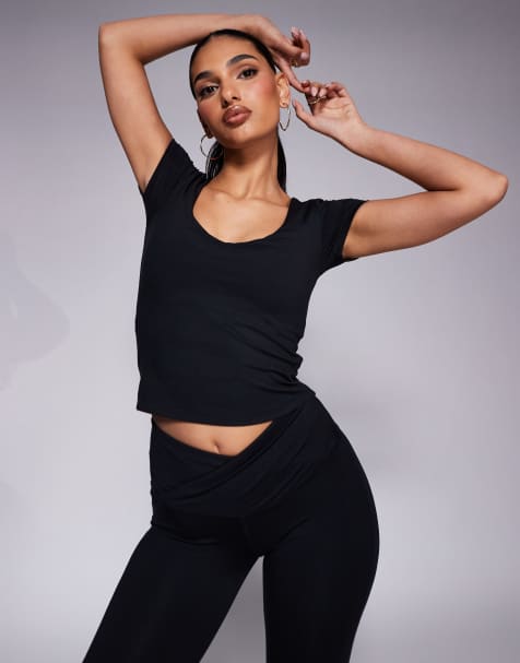 4505 – Icon – Knapp geschnittenes T-Shirt aus weichem Performance-Stoff in Schwarz mit V-Ausschnitt - view 1