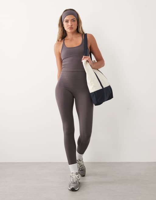 4505 - Icon - Conjunto gris tormenta para yoga de leggings de talle alto y top de tirantes con sujetador integrado de tejido suave, 2 de 4