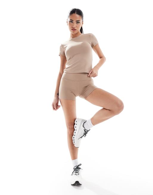 4505 – Icon – Ljusbruna, snabbtorkande, mjuka shorts i kort modell, 8cm 